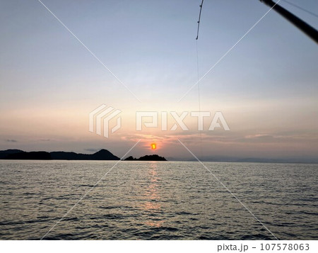 朝焼けとともにたしなむ海釣り 107578063