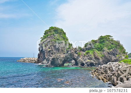 【立石観音 (夫婦岩)】 山口県長門市油谷後畑立石 107578231