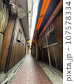 大阪ミナミの路地 107578334