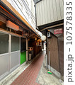 大阪ミナミの路地 107578335