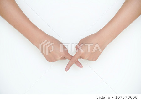 バツ印をする手 107578608