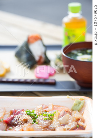 港で食べる漁師飯 ぶつ切りのお任せ刺身 港で食べる漁師飯 ぶつ切りのお任せ刺身 107579025