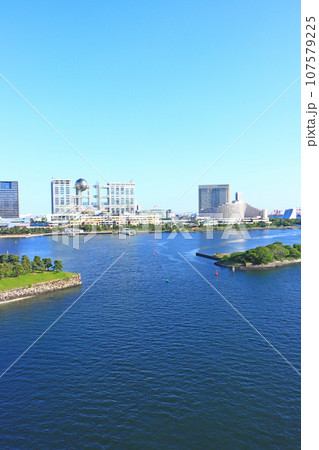 東京都、フジテレビ本社ビルとお台場の風景 107579225