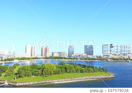 東京都、フジテレビ本社ビルとお台場の風景 107579226