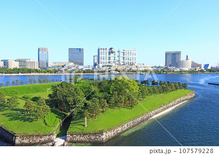 東京都、フジテレビ本社ビルとお台場の風景 107579228