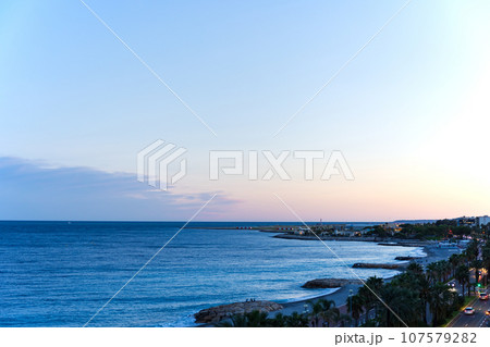 フランス、ニースの夕暮れ 107579282