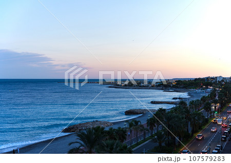 フランス、ニースの夕暮れ フランス、ニースの夕暮れ 107579283