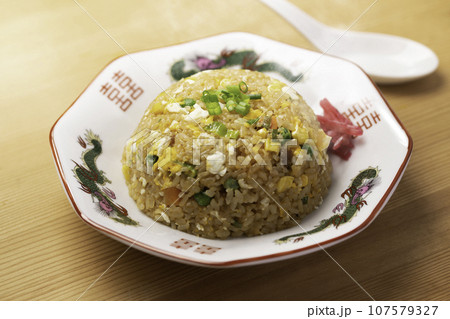 とっても美味しい中華料理 炒飯（チャーハン） 焼き飯 炒飯 紅生姜を添えて 107579327