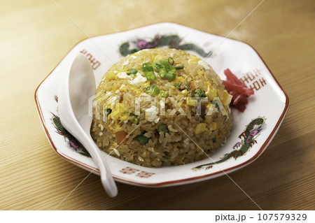 とっても美味しい中華料理 炒飯(チャーハン) 焼き飯 炒飯 紅生姜を添えて とっても美味しい中華料理 炒飯(チャーハン) 焼き飯 炒飯 紅生姜を添えて 107579329