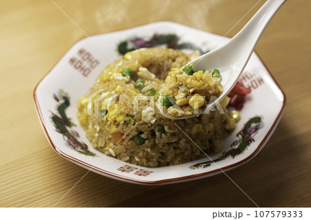 とっても美味しい中華料理 炒飯（チャーハン） 焼き飯 炒飯 紅生姜を添えて 107579333