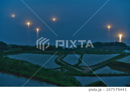 【東後畑棚田から見る漁火】 山口県長門市油谷後畑 107579441