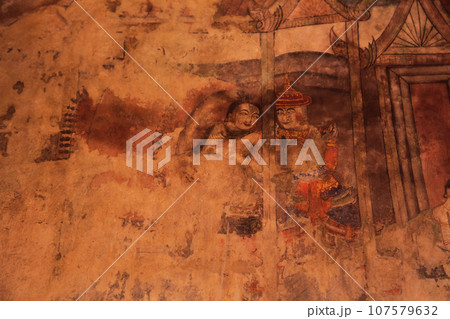 地域の歴史を描いたタイ寺院の古い壁画 107579632
