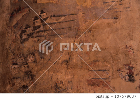 地域の歴史を描いたタイ寺院の古い壁画 地域の歴史を描いたタイ寺院の古い壁画 107579637