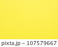 イエローの色画用紙を撮影した質感のあるテクスチャー素材　背景 107579667