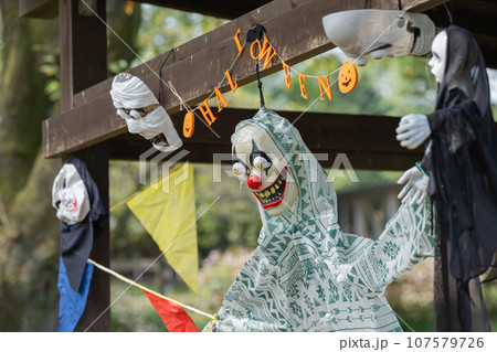 ハロウィンの飾り付け 107579726