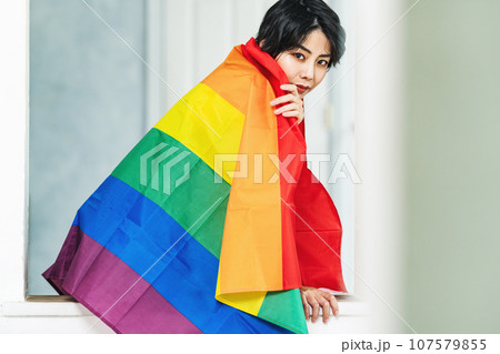 レインボーフラッグを纏う女性 107579855