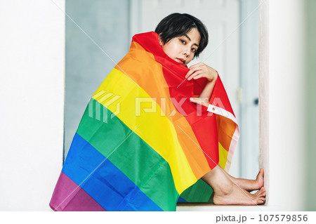 レインボーフラッグを纏う女性 107579856