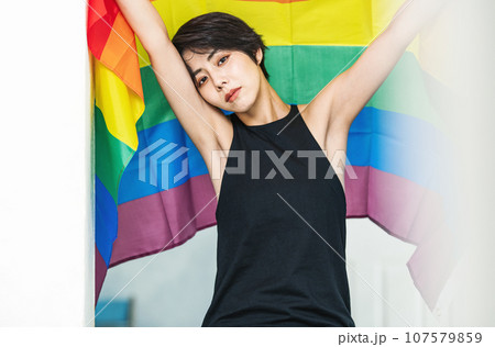 レインボーフラッグと女性 レインボーフラッグと女性 107579859