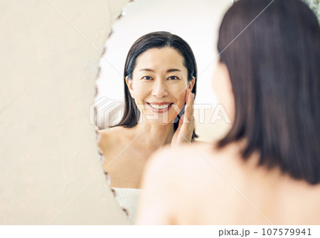 洗面台の鏡を見るミドル女性 洗面台の鏡を見るミドル女性 107579941