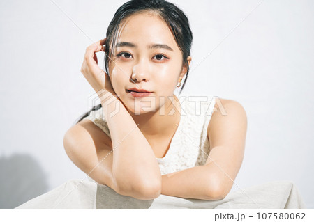 若い女性の美容・ビューティーイメージ 107580062