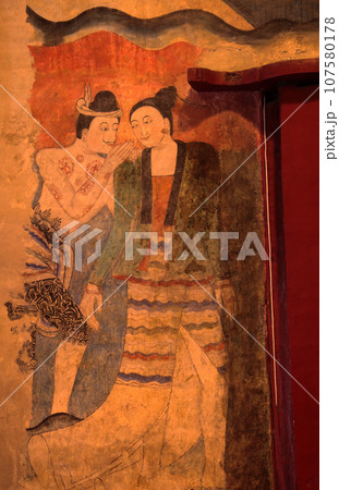 タイ北部ナーンの寺院ワットプーミンの壁画・ランナーのモナリザと呼ばれている「愛のささやき」 107580178