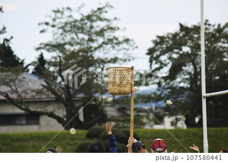 体育大会の玉入れ 107580441