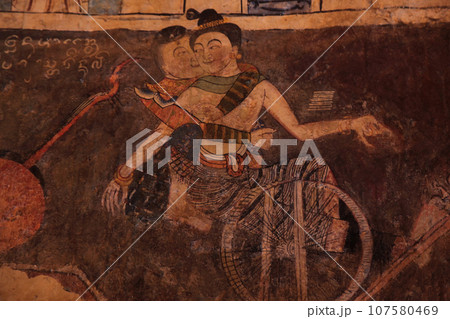 タイ北部ナーンの寺院ワットプーミンの壁画・いろんなカップル 107580469