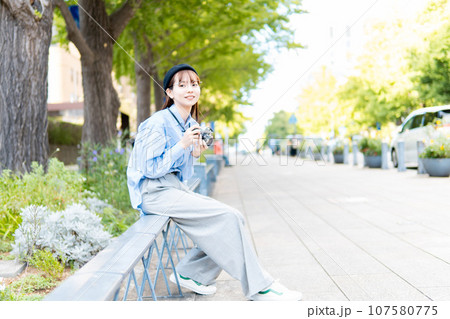 カメラを構える女性/カメラ女子/女子旅 107580775