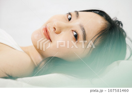 若い女性の美容・ビューティーイメージ 107581460