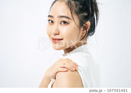 若い女性の美容・ビューティーイメージ 107581481