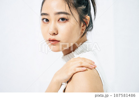若い女性の美容・ビューティーイメージ 107581486