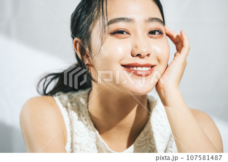 若い女性の美容・ビューティーイメージ 107581487