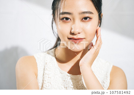 若い女性の美容・ビューティーイメージ 107581492