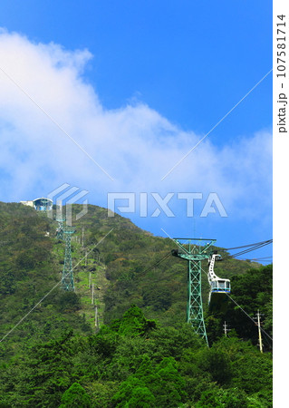 【大分県】晴天の別府ロープウェイ（鶴見岳） 107581714