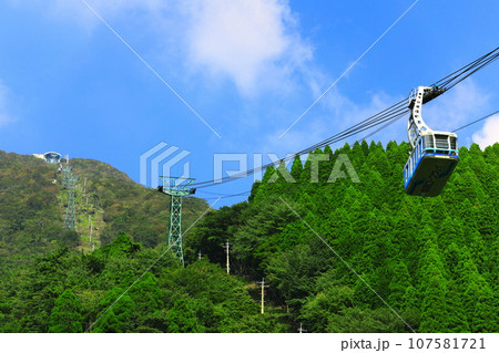 【大分県】晴天の別府ロープウェイ（鶴見岳） 107581721