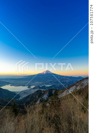 【富士山素材】新道峠から見る朝焼けの富士山【山梨県】 【富士山素材】新道峠から見る朝焼けの富士山【山梨県】 107581774