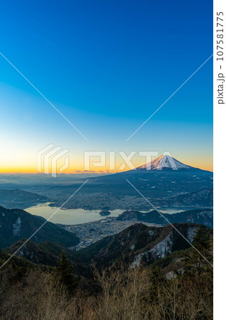 【富士山素材】新道峠から見る朝焼けの富士山【山梨県】 107581775