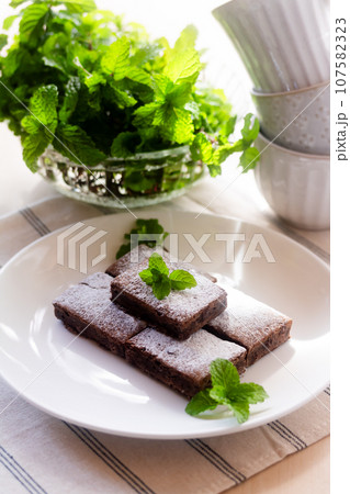 ブラウニー（チョコレートケーキ）とミント 107582323