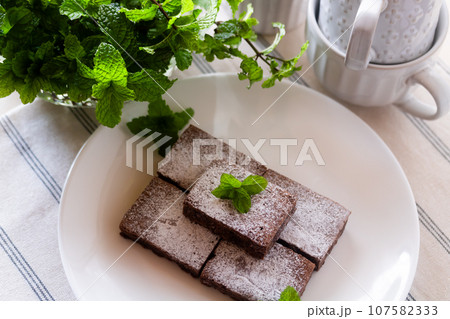ブラウニー（チョコレートケーキ）とミント 107582333