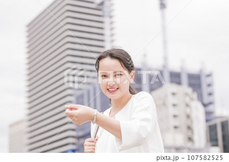 時計を見る女性 時計を見る女性 107582525