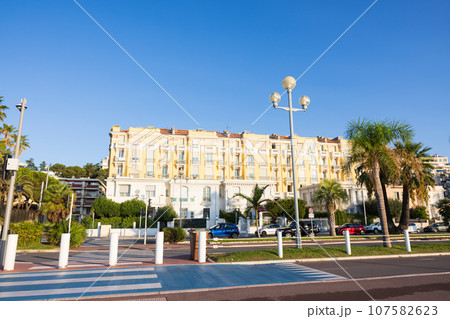 フランス、ニースの朝の風景 107582623