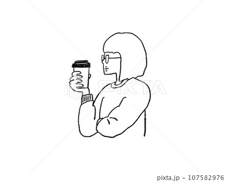 コーヒーを飲んでいるメガネの女の子 107582976