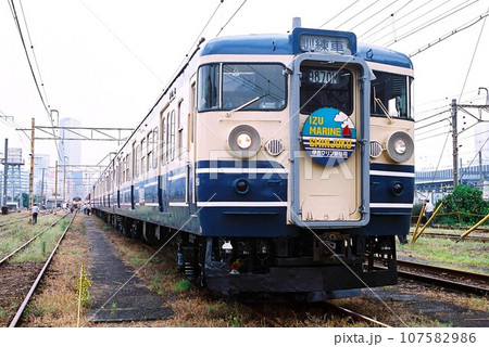 車両基地に停車する115系の訓練車両（伊豆マリン新宿号ヘッドマーク掲出） 107582986