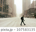 雪の上を歩くビジネスマン　NY ニューヨーク　マンハッタン　 107583135