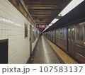地下道の駅　ニューヨーク　マンハッタン　地下鉄　NY ホーム 107583137