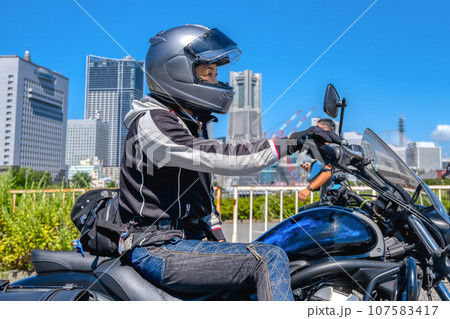 横浜をツーリングする女性ライダー 107583417