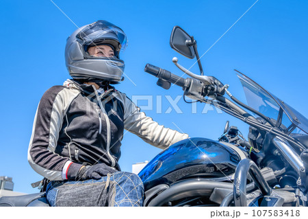 横浜をツーリングする女性ライダー 横浜をツーリングする女性ライダー 107583418