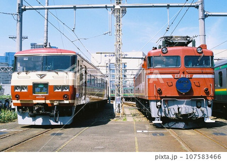車両基地で並ぶ185系とEF81形電気機関車 車両基地で並ぶ185系とEF81形電気機関車 107583466
