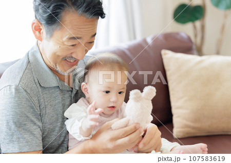 祖父と孫 人形遊び 祖父と孫 人形遊び 107583619