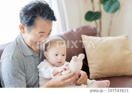 祖父と孫　人形遊び 107583621